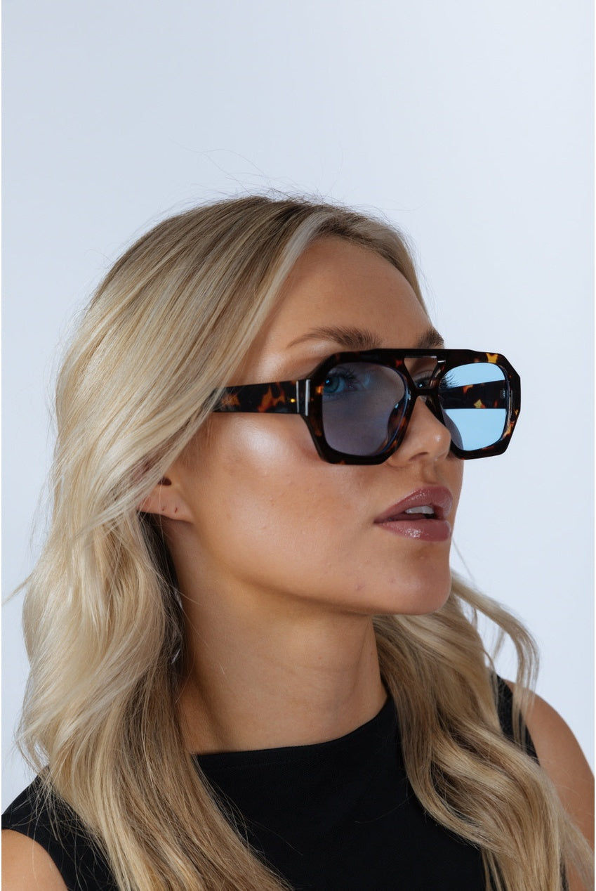 Tortoiseshell Navigator Sunglasses With Blue Lenses SG2500320