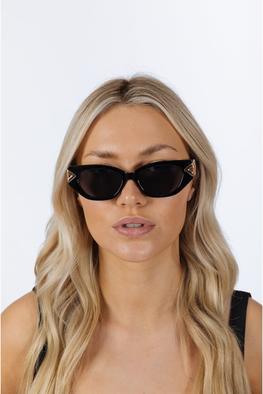 Cat-Eye Sunglasses With Side Detail In Black SG2500702