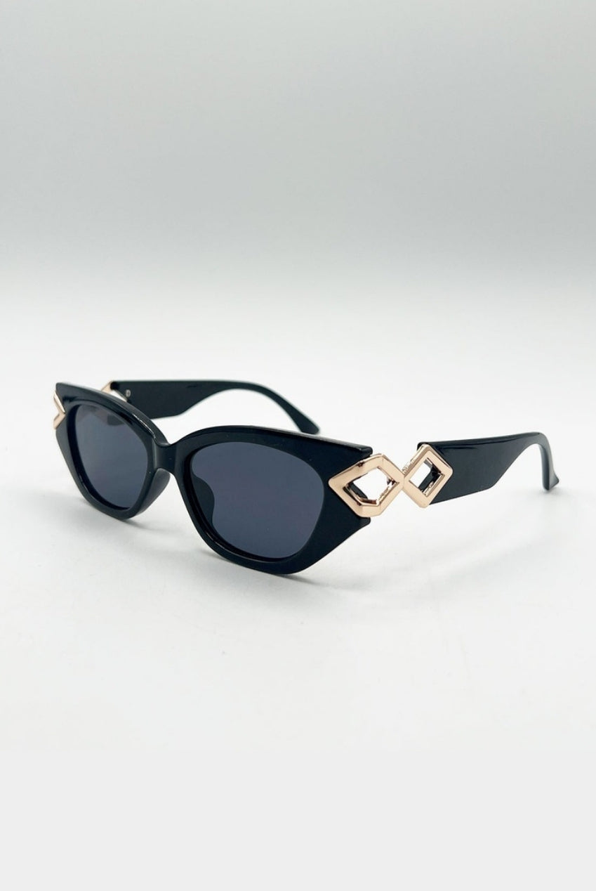 Cat-Eye Sunglasses With Side Detail In Black SG2500702