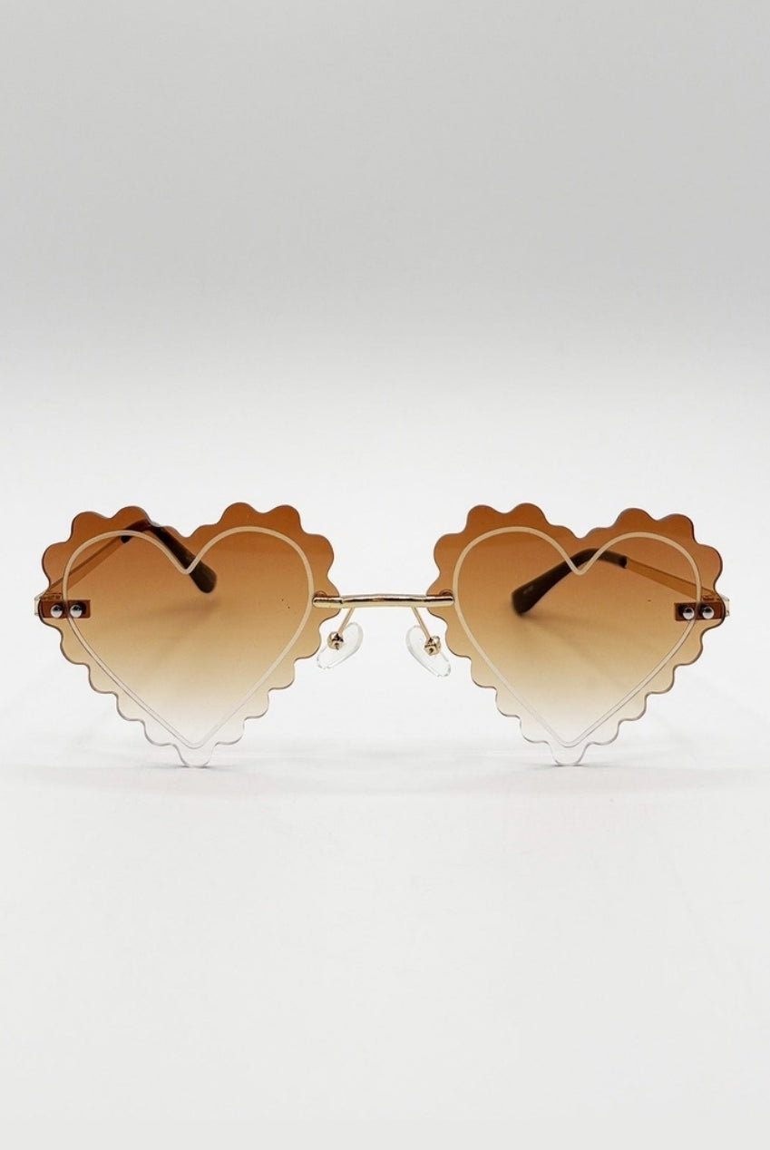 Scallop Heart Sunglasses In Brown SG2502406