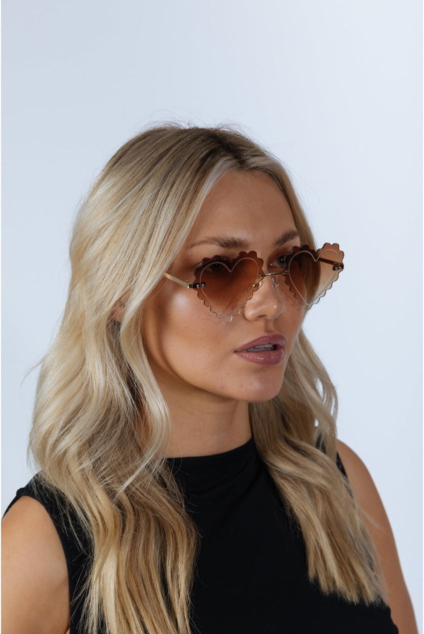 Scallop Heart Sunglasses In Brown SG2502406