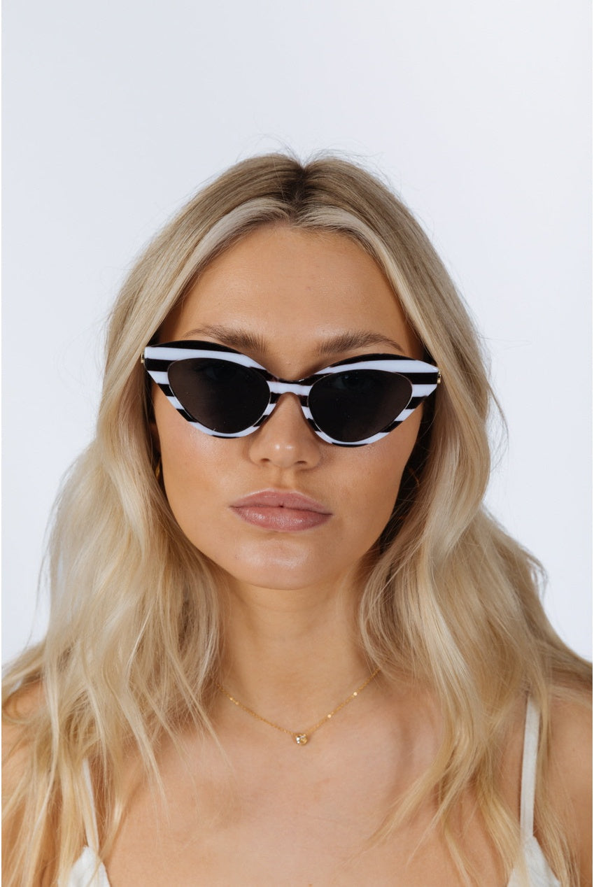 Cat-Eye Sunglasses In Black White Stripe SG2510501
