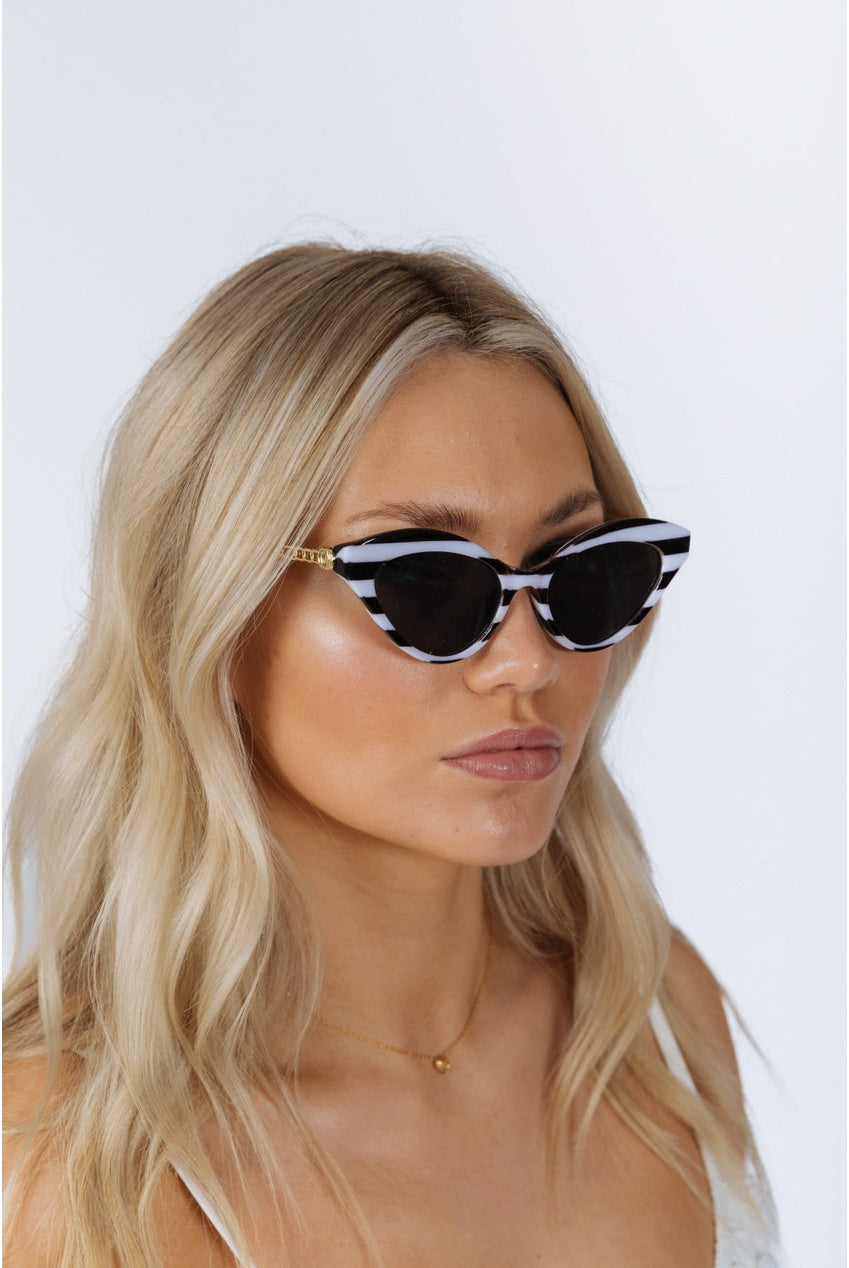 Cat-Eye Sunglasses In Black White Stripe SG2510501