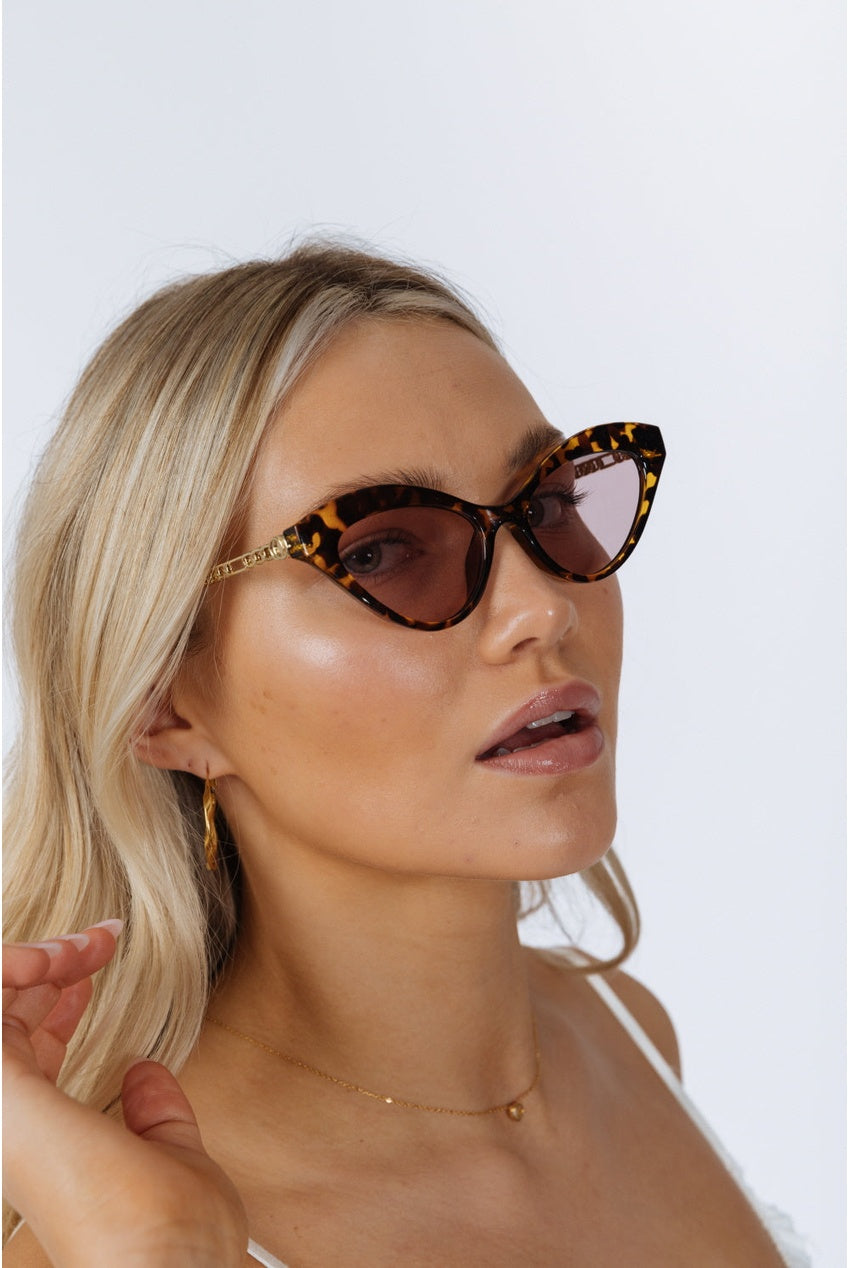 Cat-Eye Sunglasses With Thin Chain Arm Tortoise SG2510505