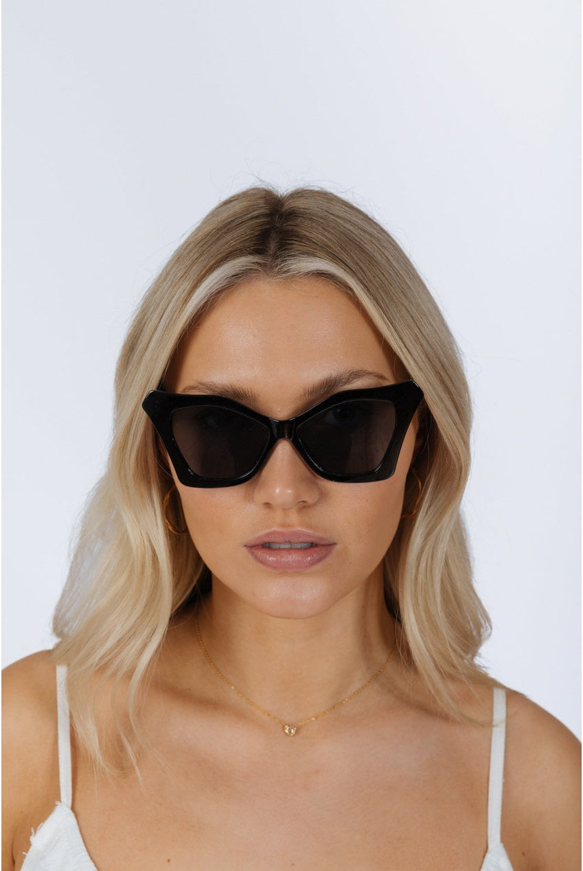 Oversized Cat-Eye Sunglasses In Black SG2510802