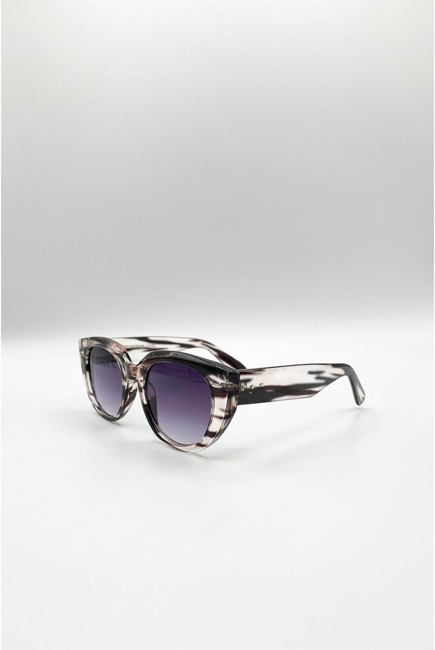 Round Stripe Cat Eye Sunglasses In Black SG2600802