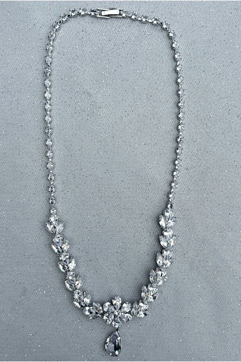 Silver Crystal Flower Necklace Necklace01