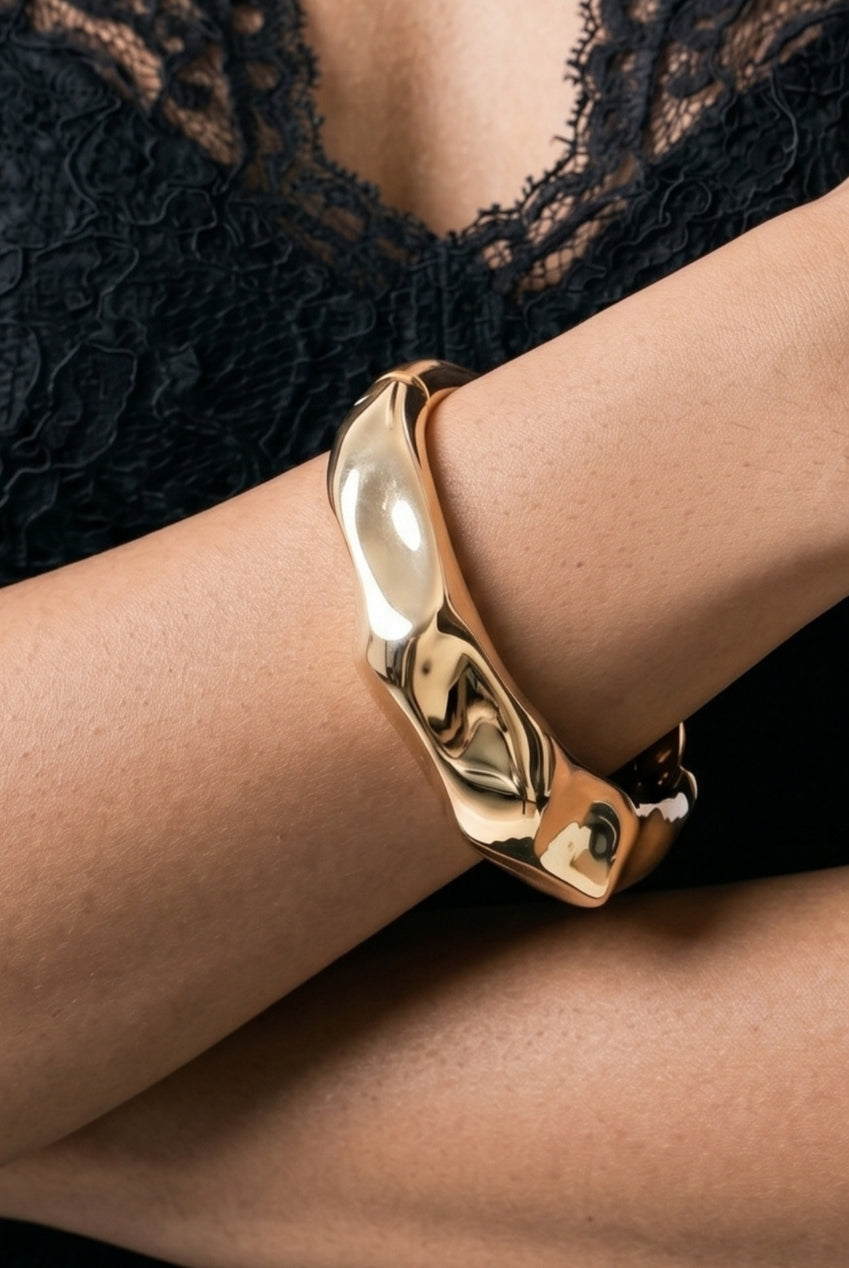 Nami Gold Hammered Bangle US01-10789