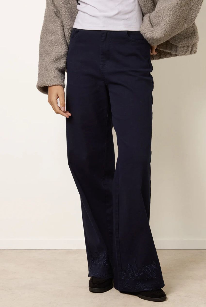Floral Embroidered Detailed Flared Jeans CC2664BV008