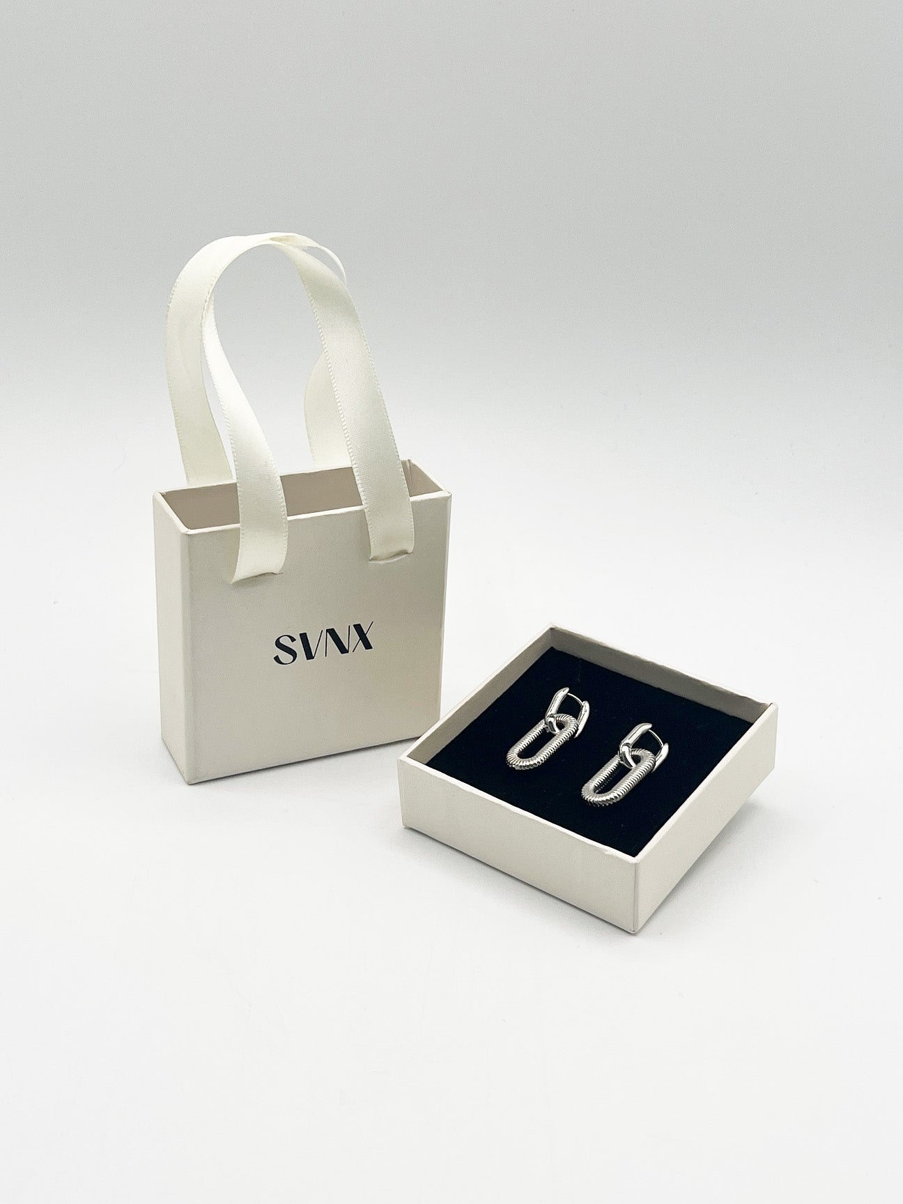 Ribbed Oval Hoop Earrings In Silver JE309021