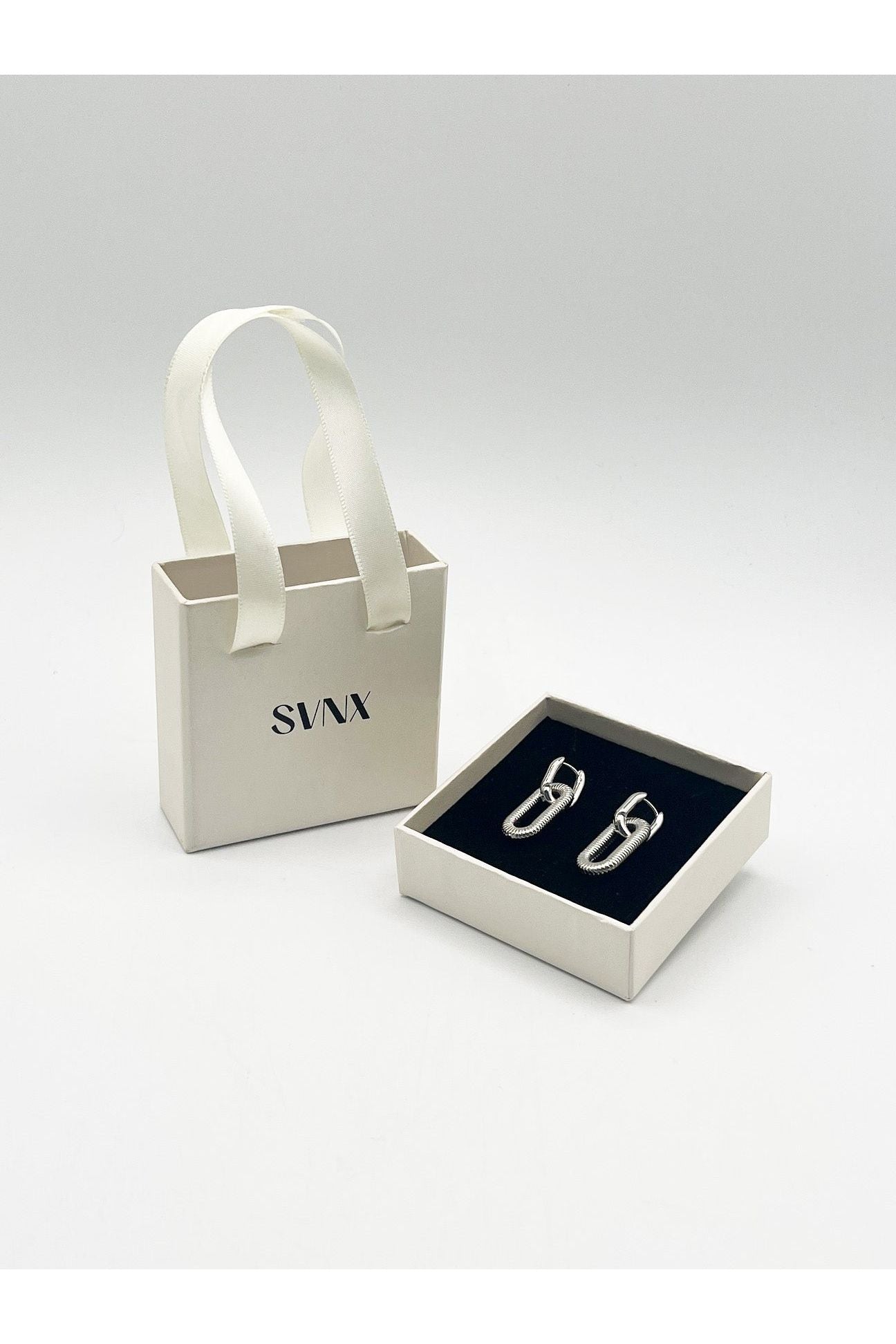 Ribbed Oval Hoop Earrings In Silver JE309021