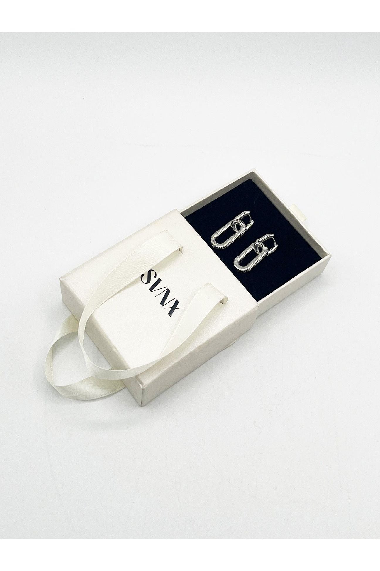 Ribbed Oval Hoop Earrings In Silver JE309021