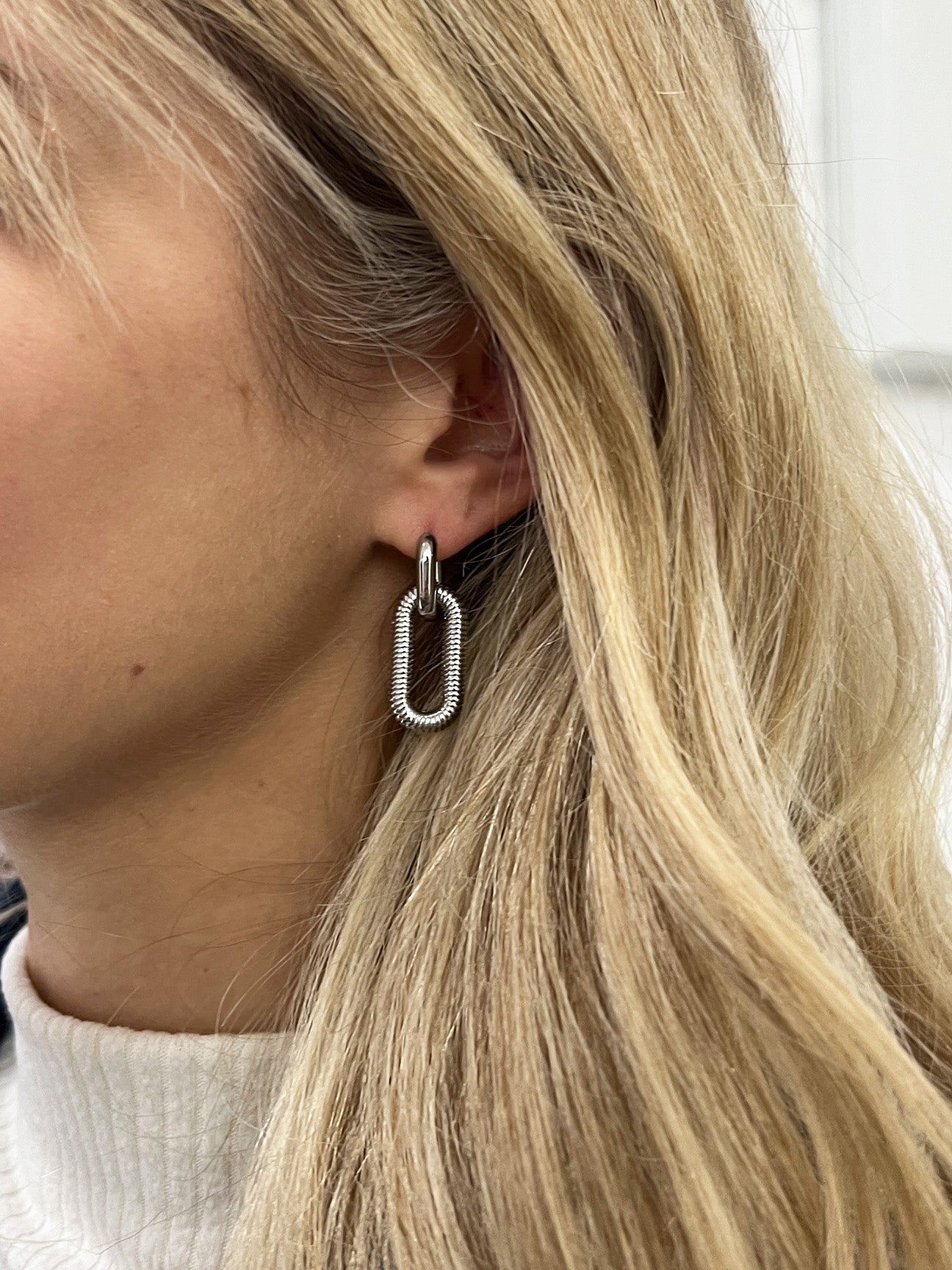 Ribbed Oval Hoop Earrings In Silver JE309021