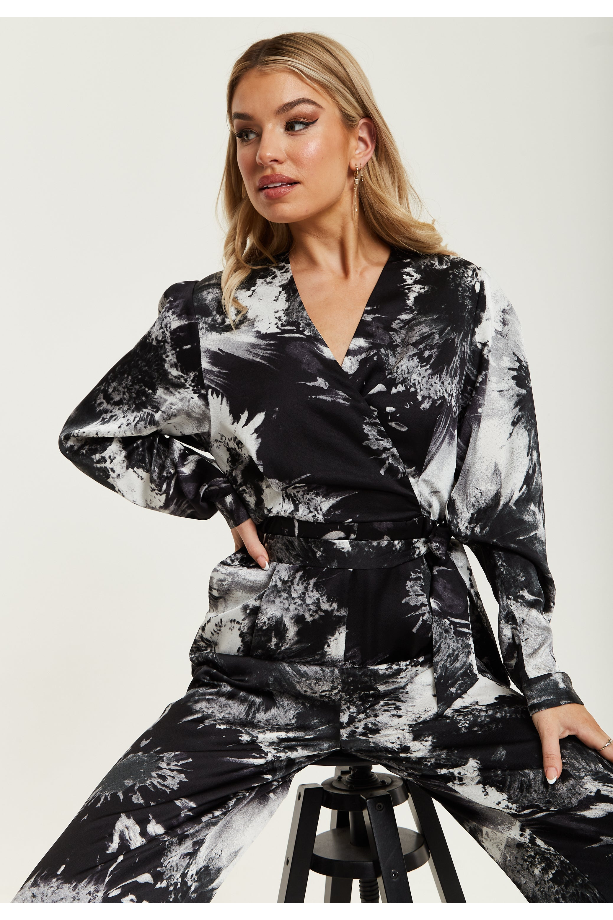Mono Abstract Print Jumpsuit With Long Sleeves G5-240-LIQ23SS000