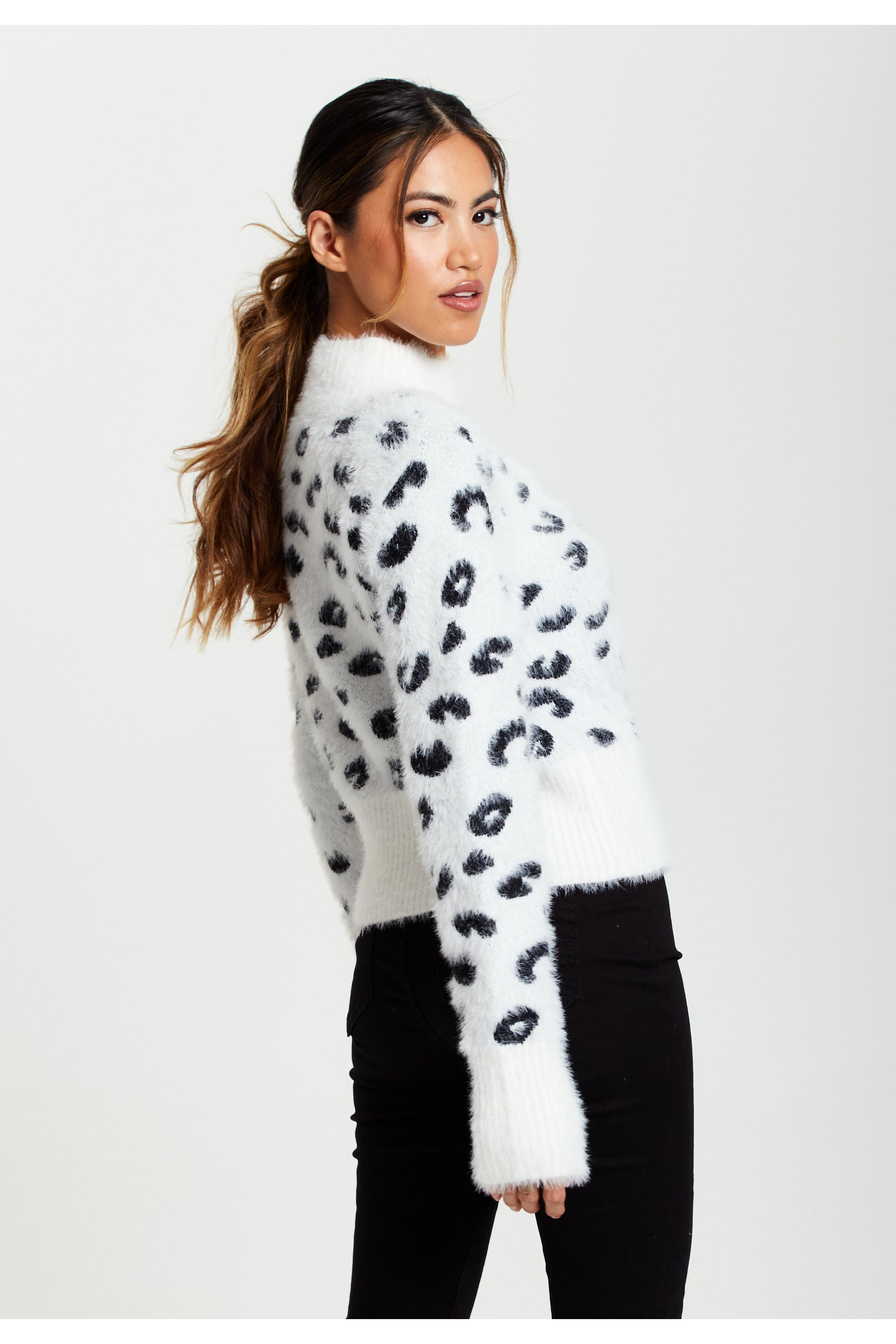 Fluffy Animal High Neck Jumper In Black And White E7-142-LIQ22-209-B