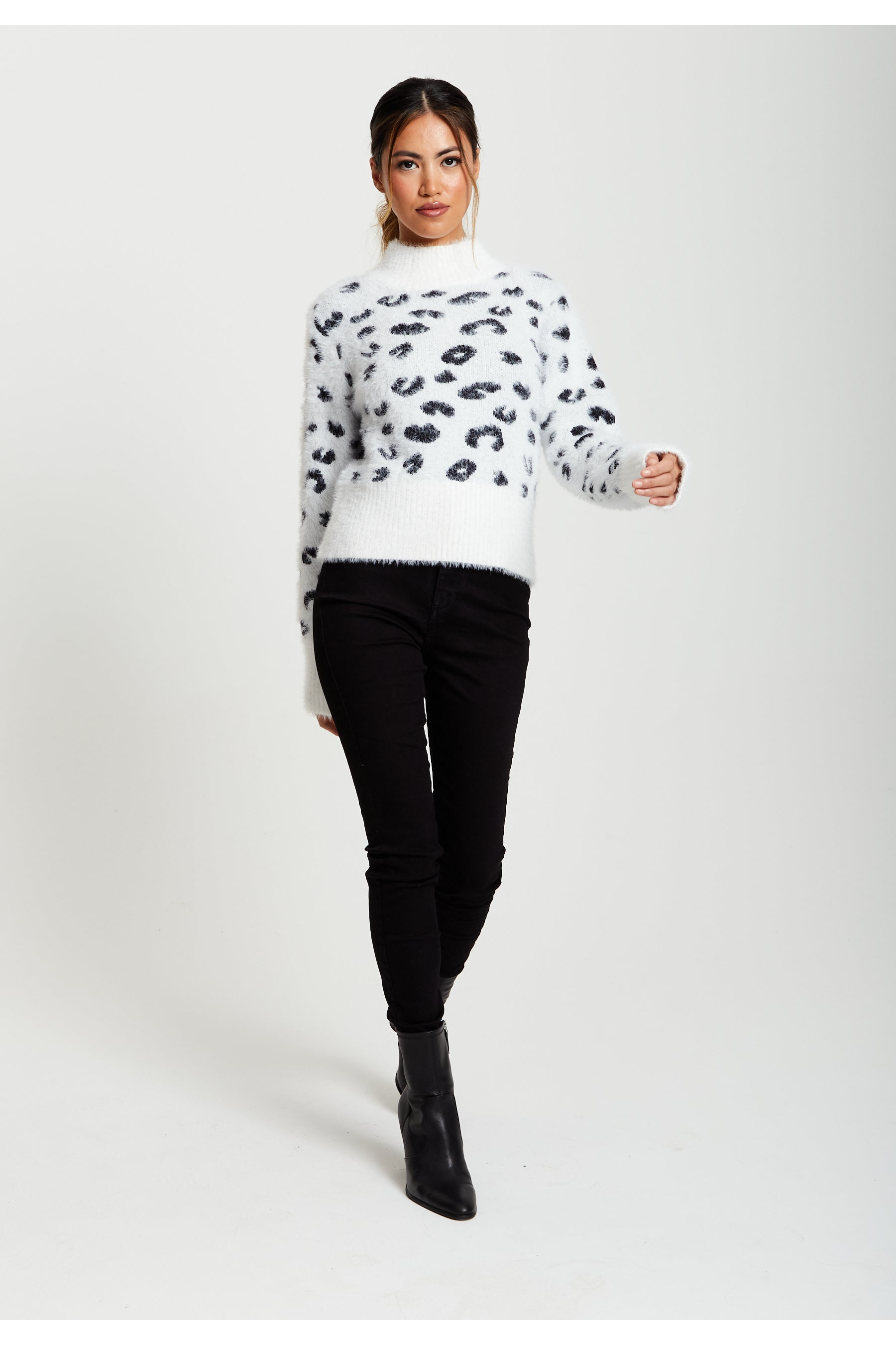 Fluffy Animal High Neck Jumper In Black And White E7-142-LIQ22-209-B
