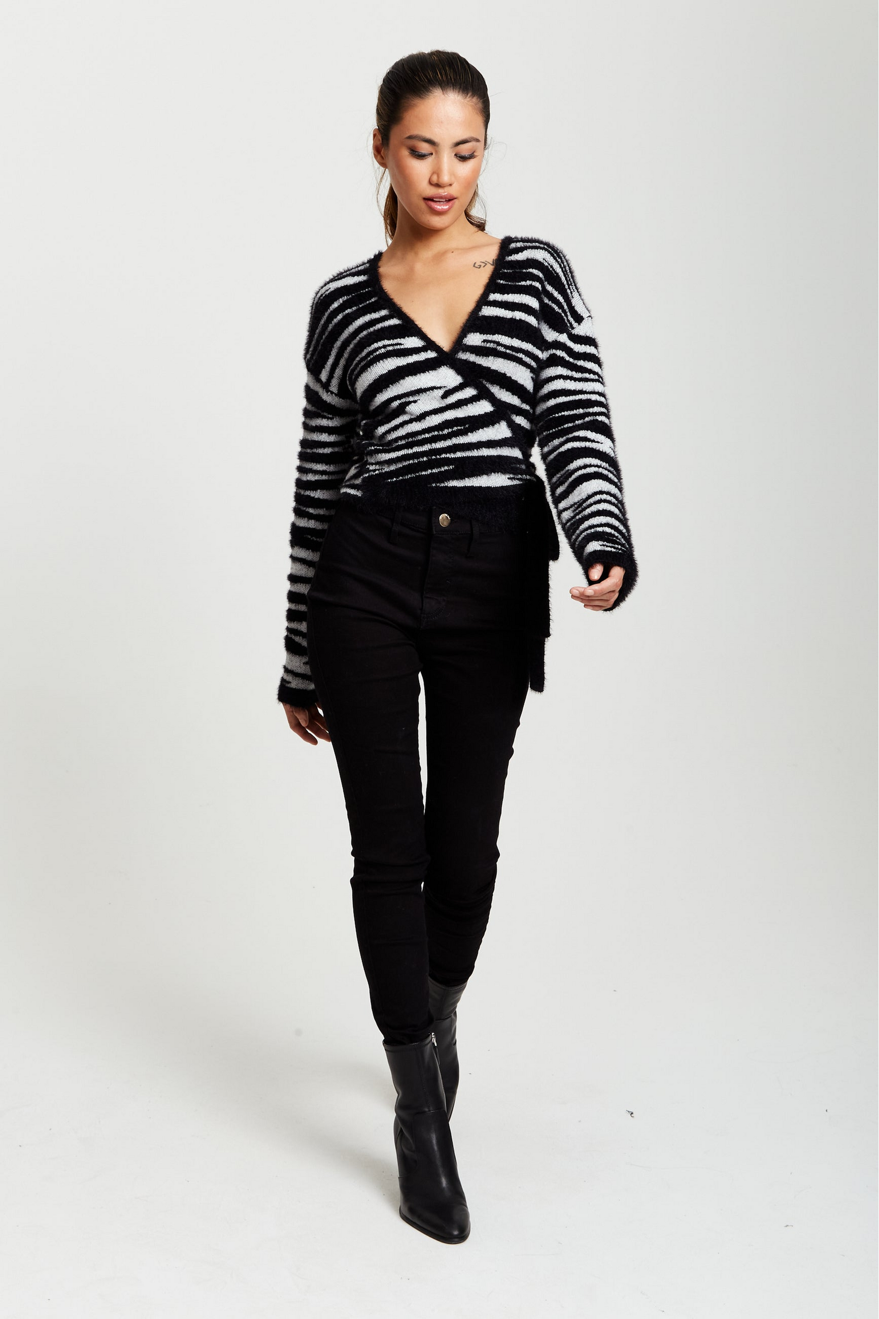 Zebra Pattern Wrap Cardigan In Black And Whit E8-139-LS-L22SS007-A