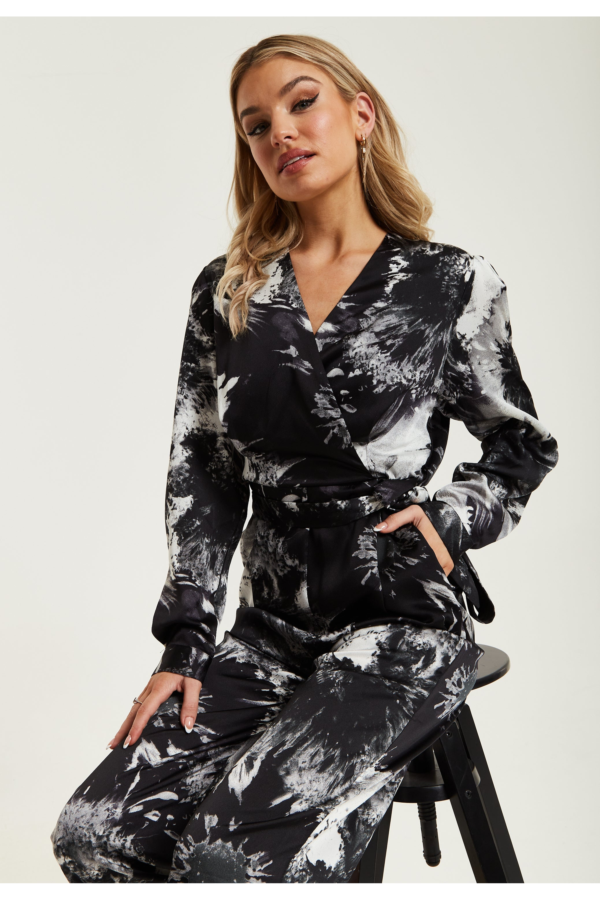 Mono Abstract Print Jumpsuit With Long Sleeves G5-240-LIQ23SS000