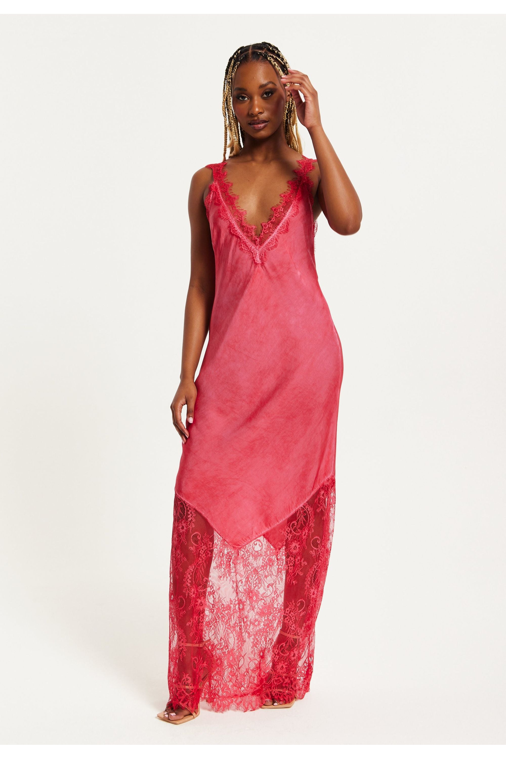 Lace Detailed V Neck Maxi Dress In Red UAL01409