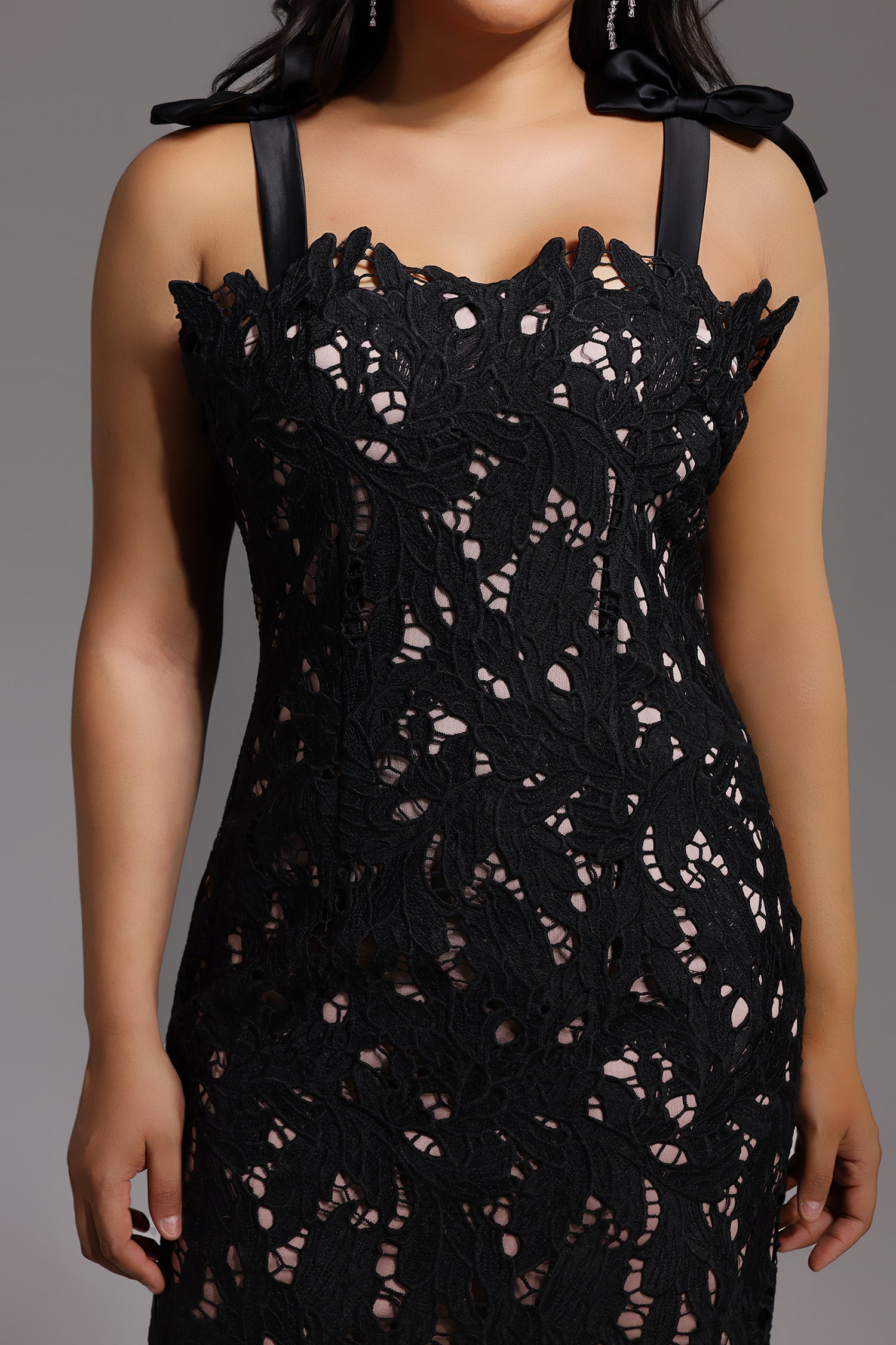 Lucretia Sleeveless Lace Bow Maxi Dress D250201541