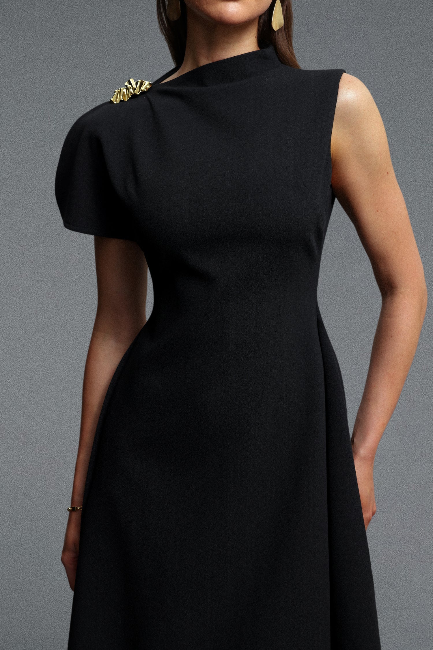 Weren Elegant Contour High Neck Asymmetric Black Maxi Dress D251201536