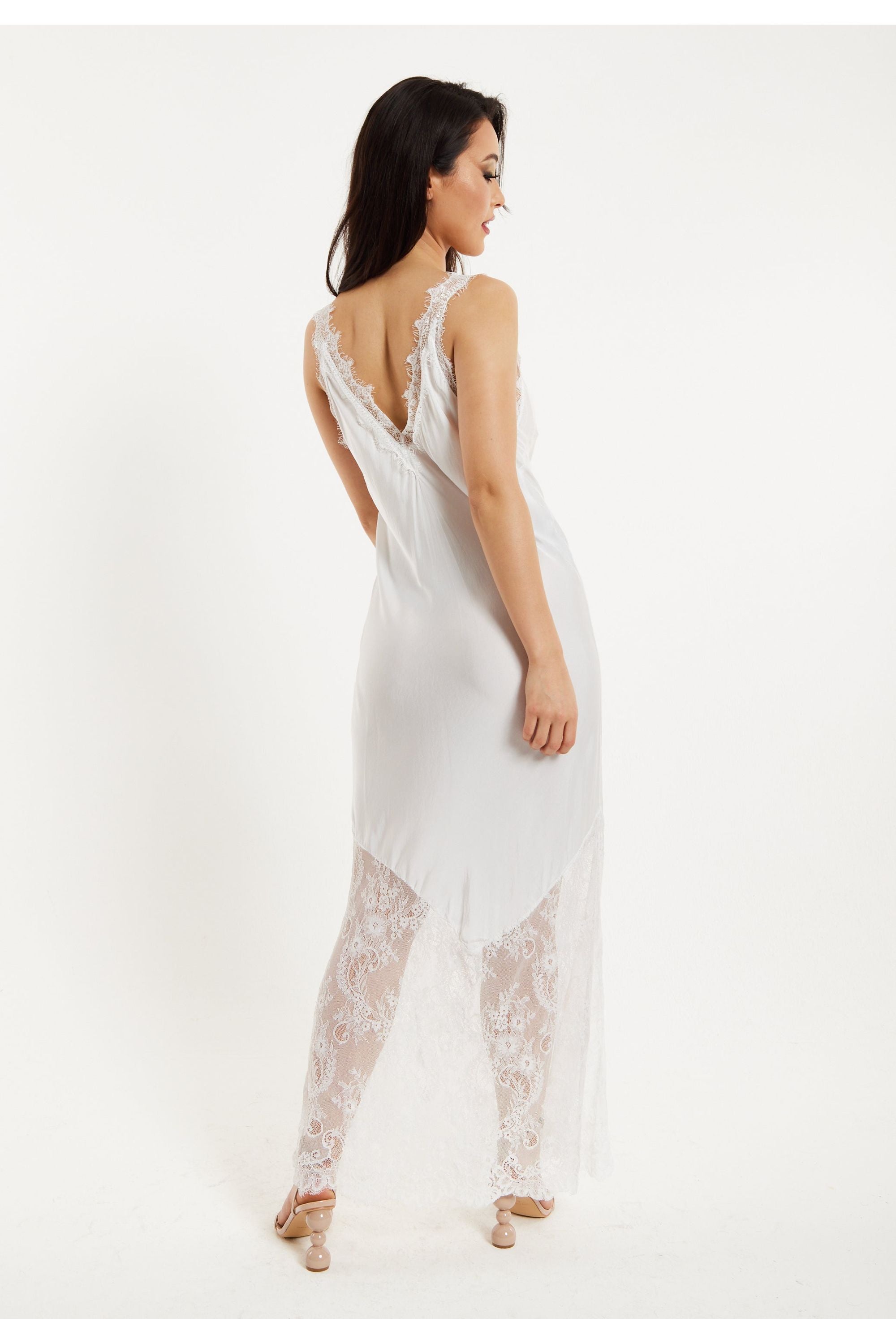 Lace Detailed V Neck Maxi Dress In White UAL01412