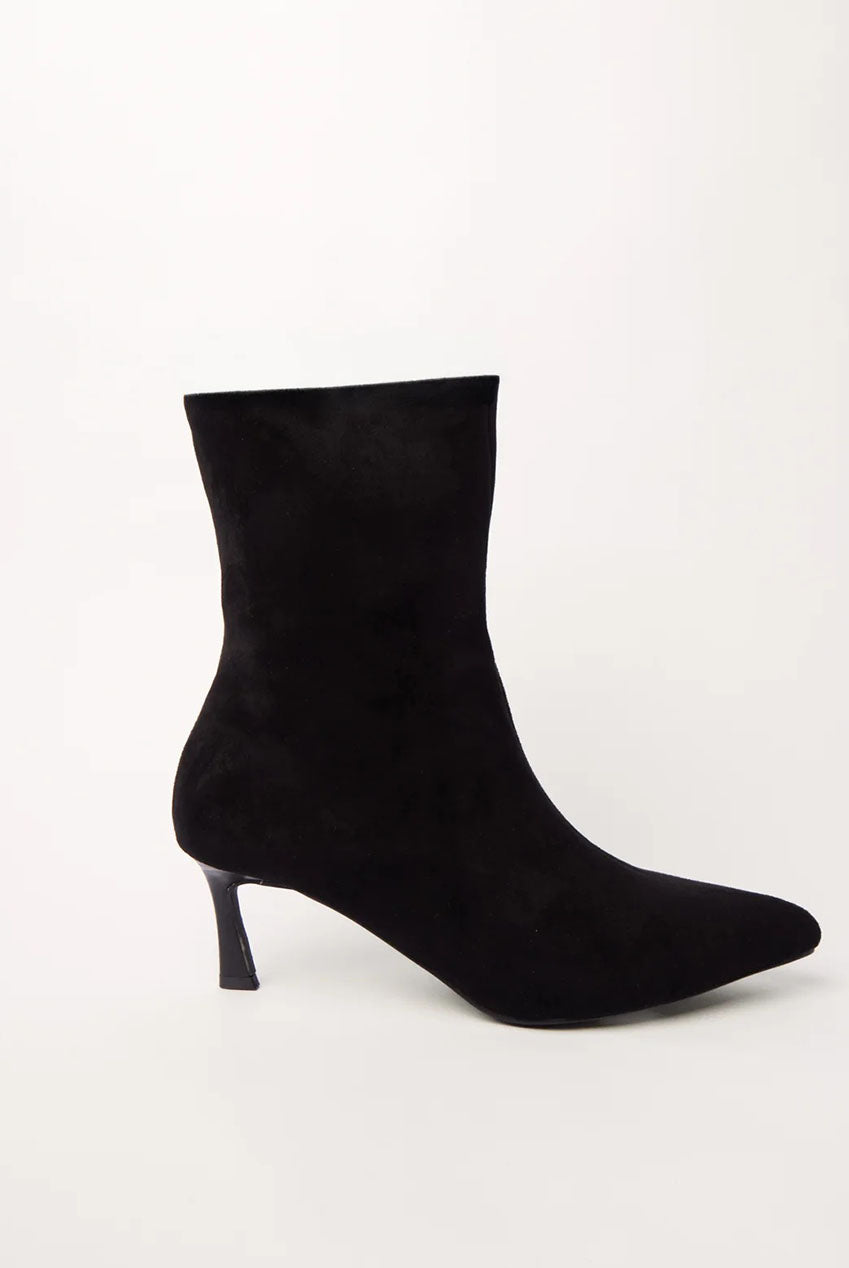 Pointed Toe Low Heel Boots AW26224B003