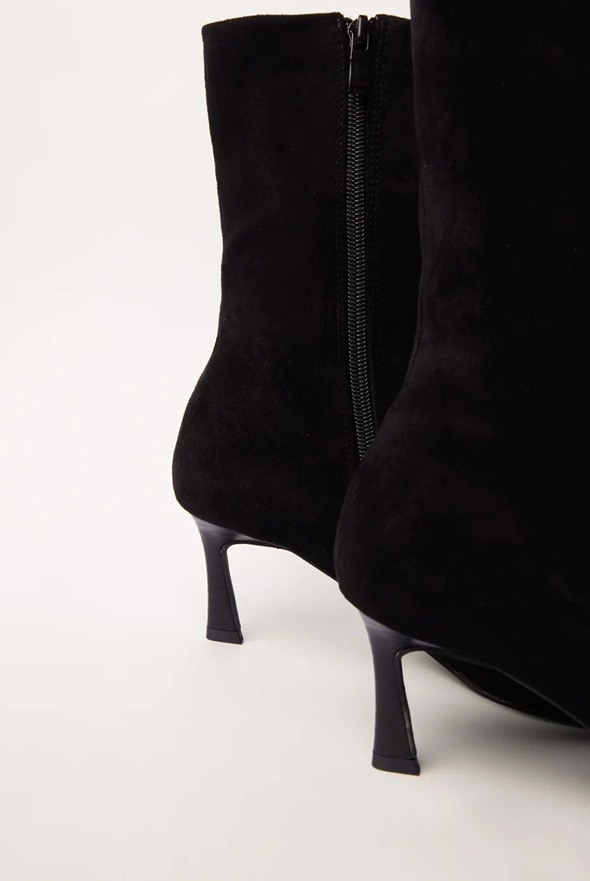 Pointed Toe Low Heel Boots AW26224B003