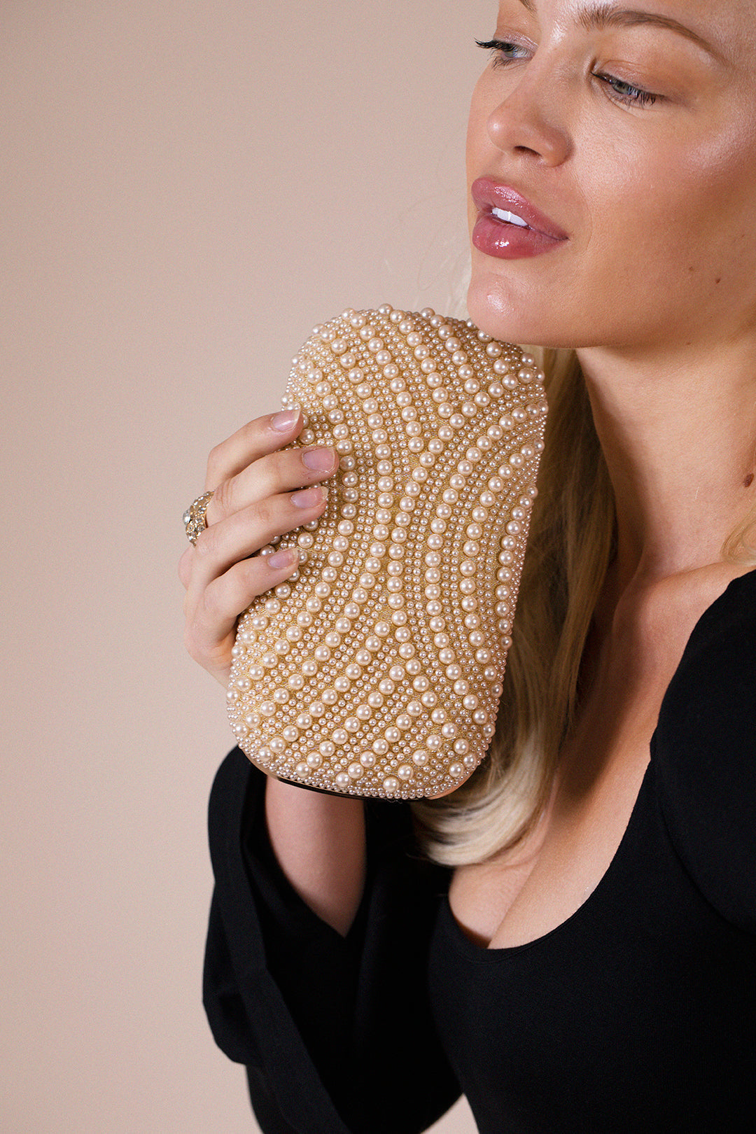 Oval Pearl Clutch Bag In Gold HB362724