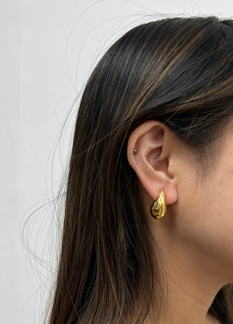 Mini Waterdrop Earring In Gold by SVNX