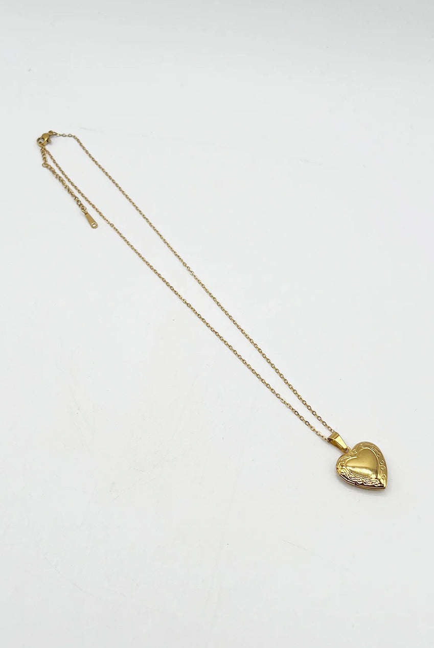 Large Heart Locket Necklace In Gold JE317524