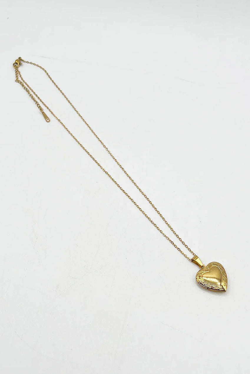 Large Heart Locket Necklace In Gold JE317524
