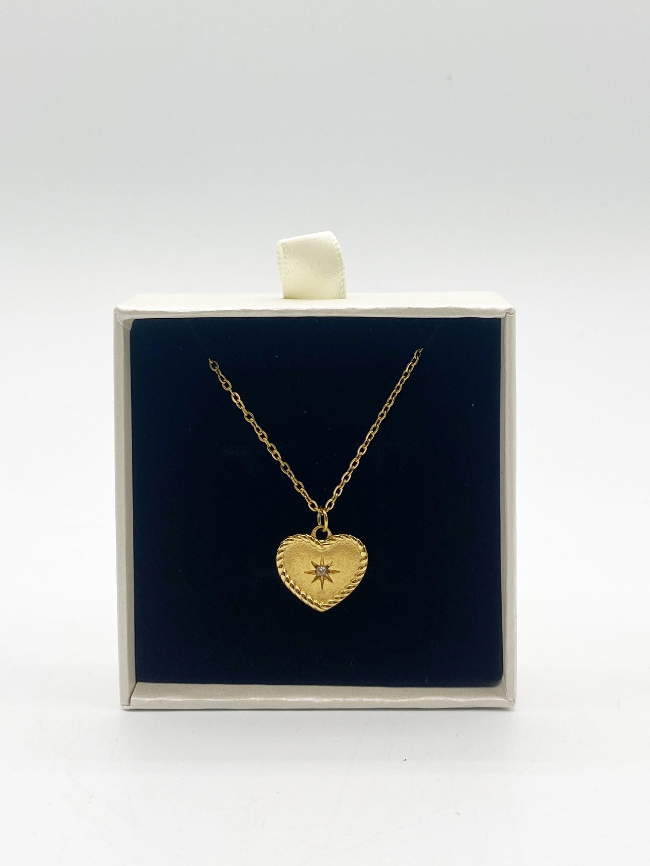 Sparkly Heart Necklace In Gold JE400124