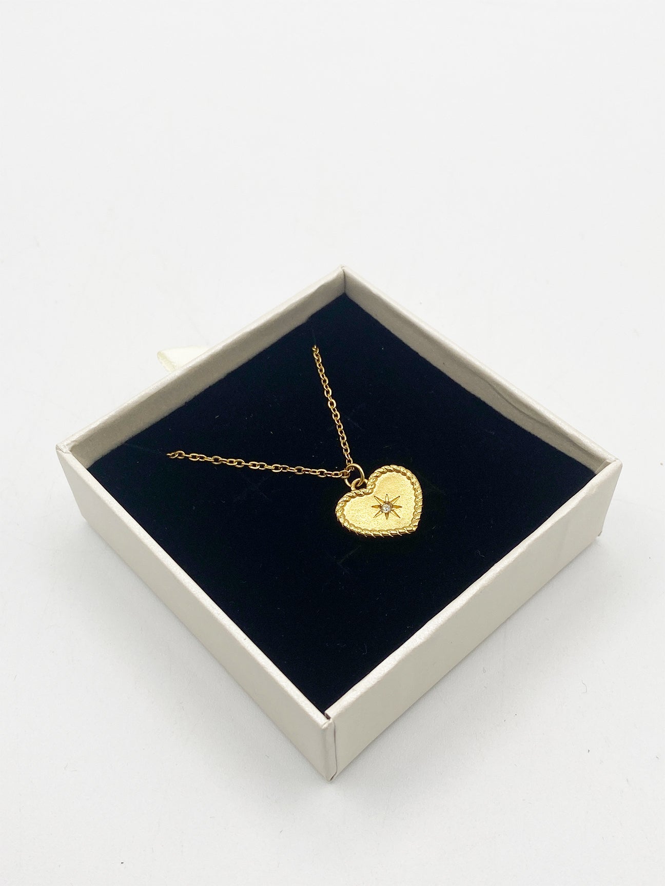 Sparkly Heart Necklace In Gold JE400124