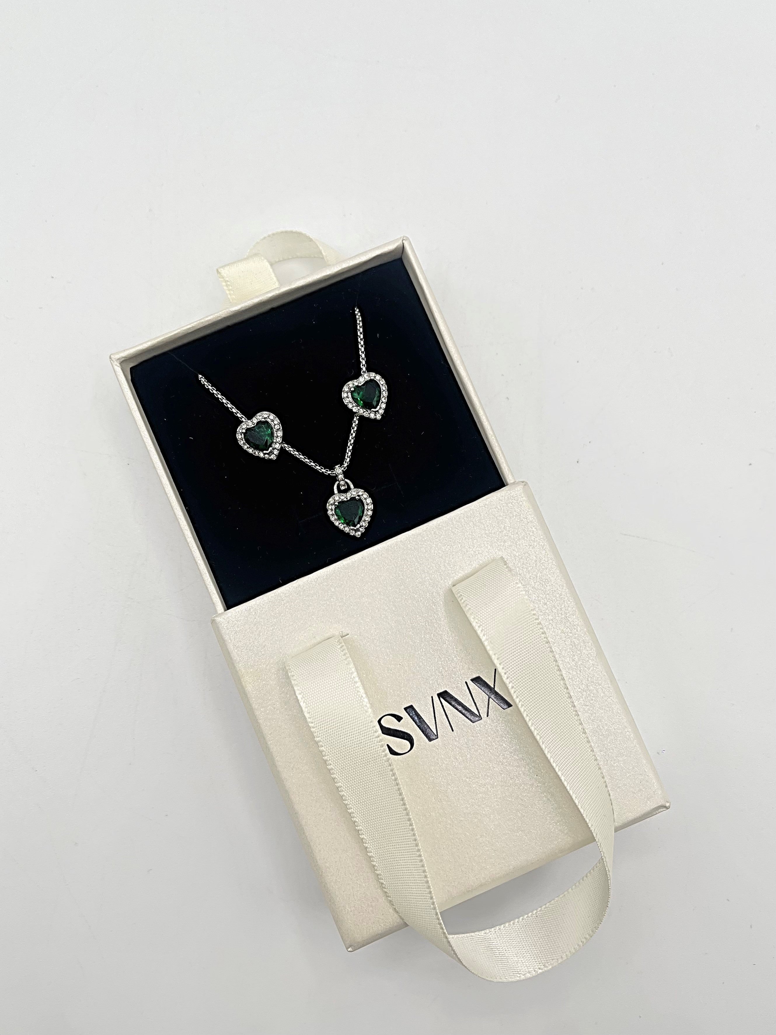Green Diamante Heart Necklace And Earrings Set In Silver JE400421