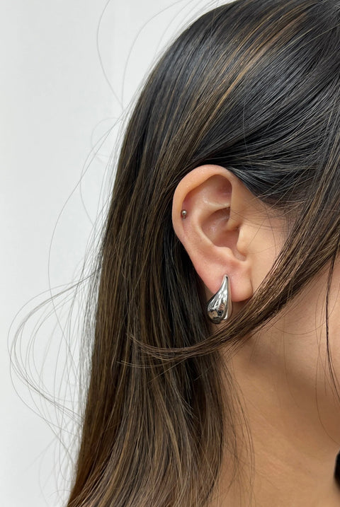 Mini Waterdrop Earring In Silver by SVNX