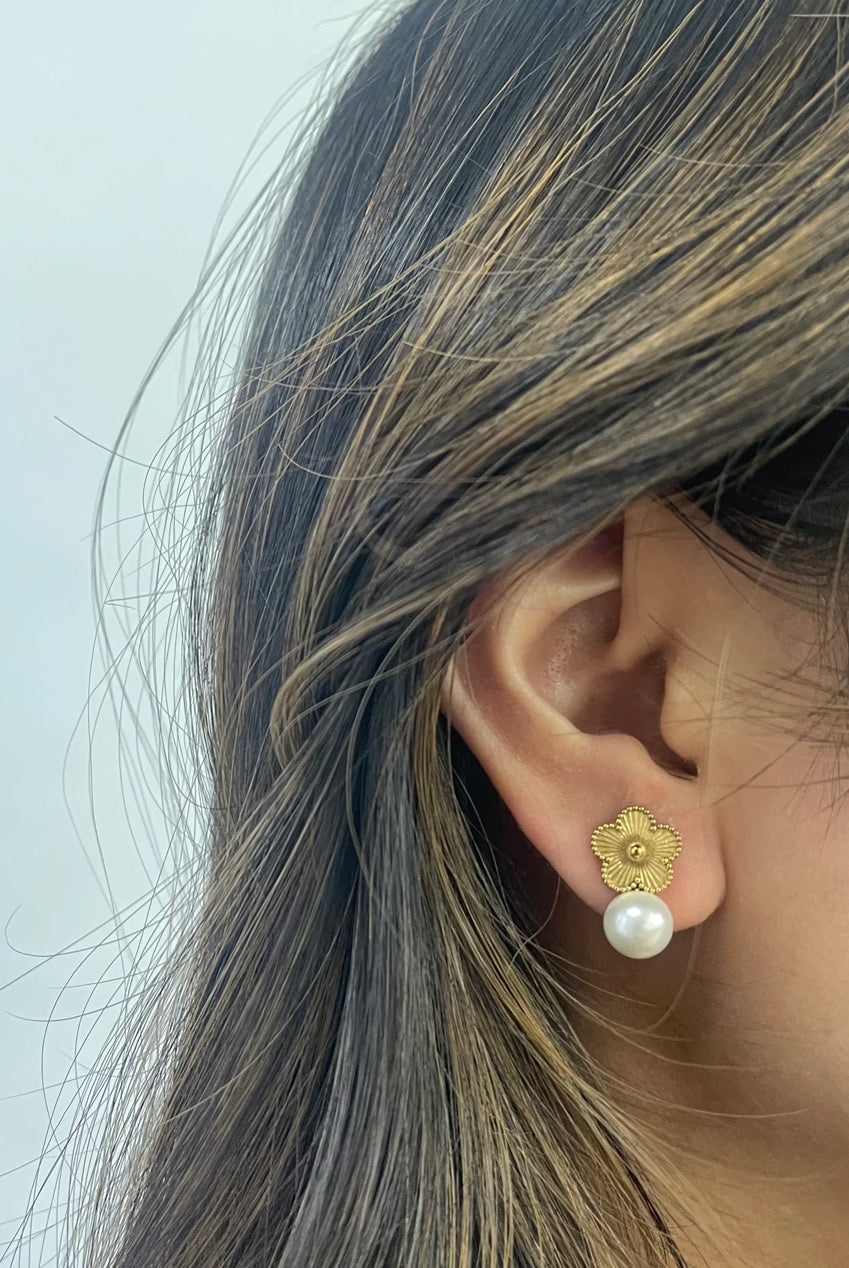 Clover Pearl Earrings In Gold JE401424