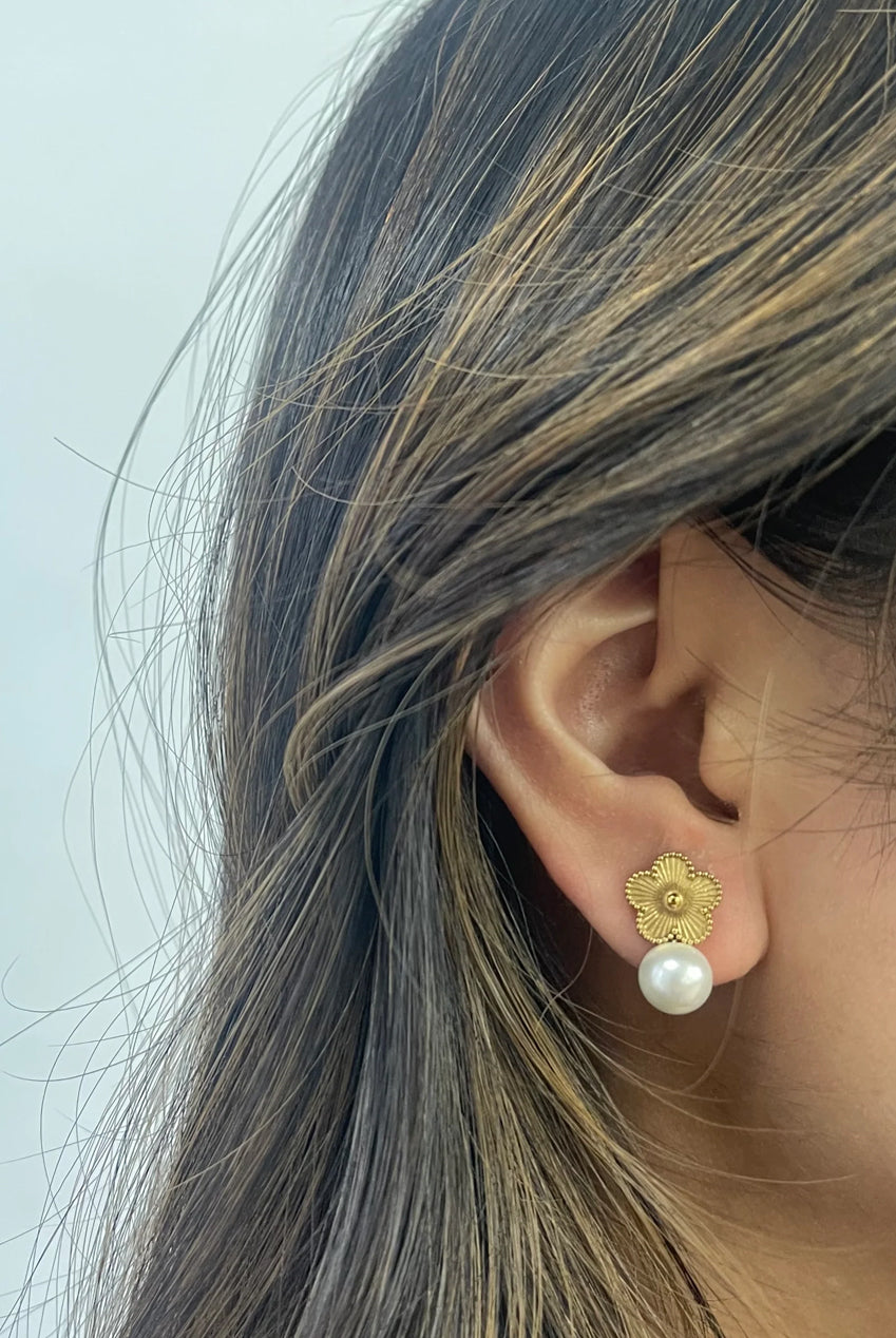Clover Pearl Earrings In Gold JE401424
