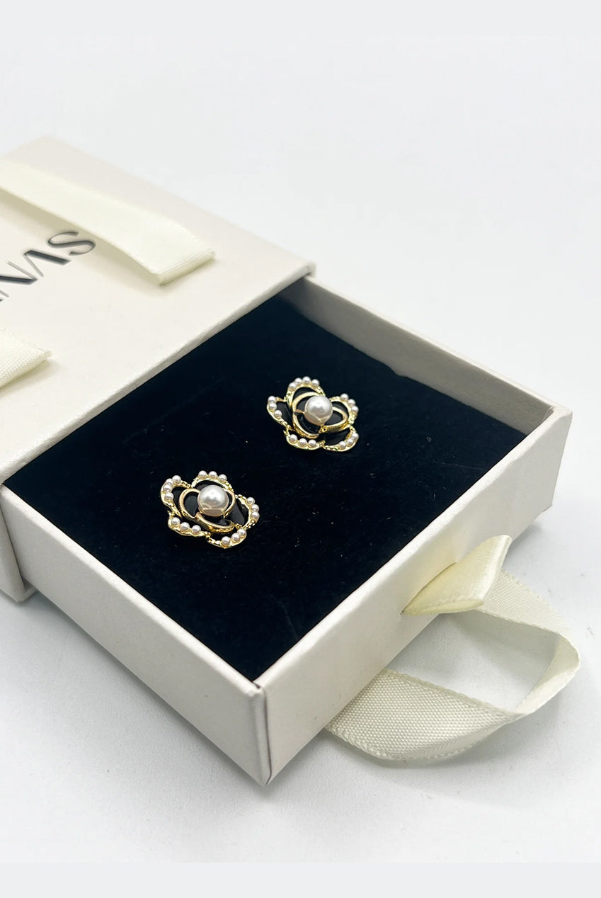 Black Flower Pearl Earrings In Gold JE401702