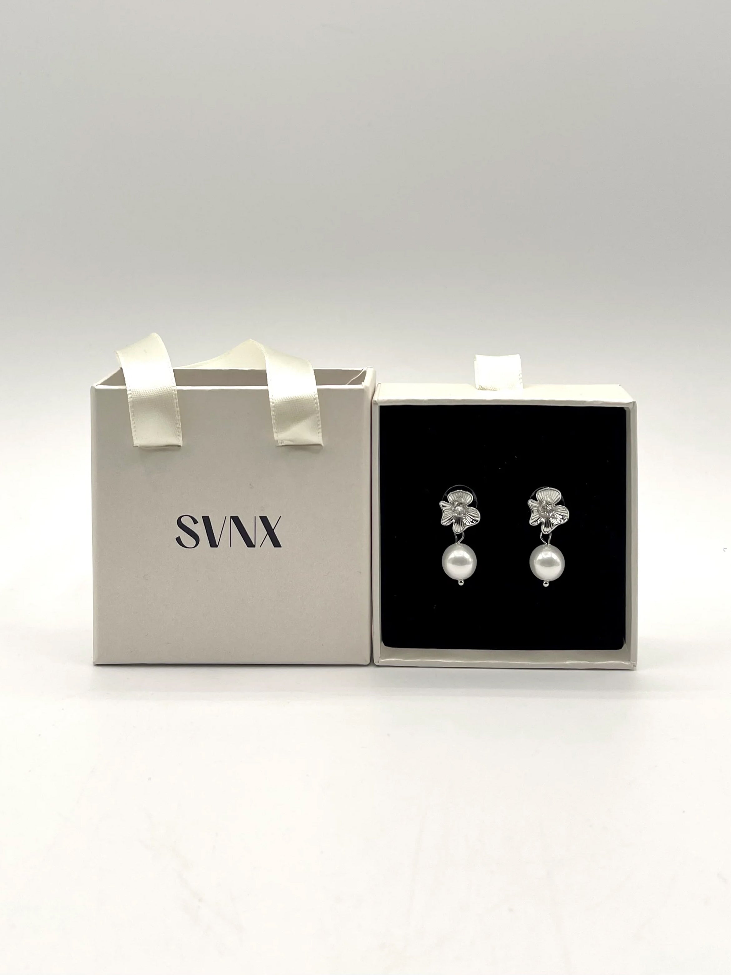Flower Drop Pearl Earrings In Silver JE402121