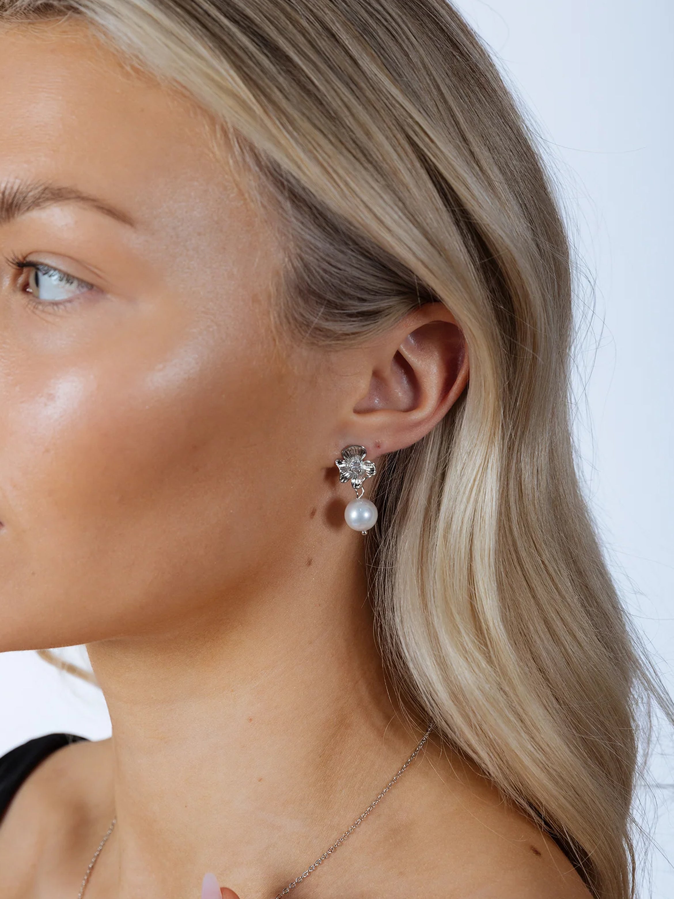 Flower Drop Pearl Earrings In Silver JE402121