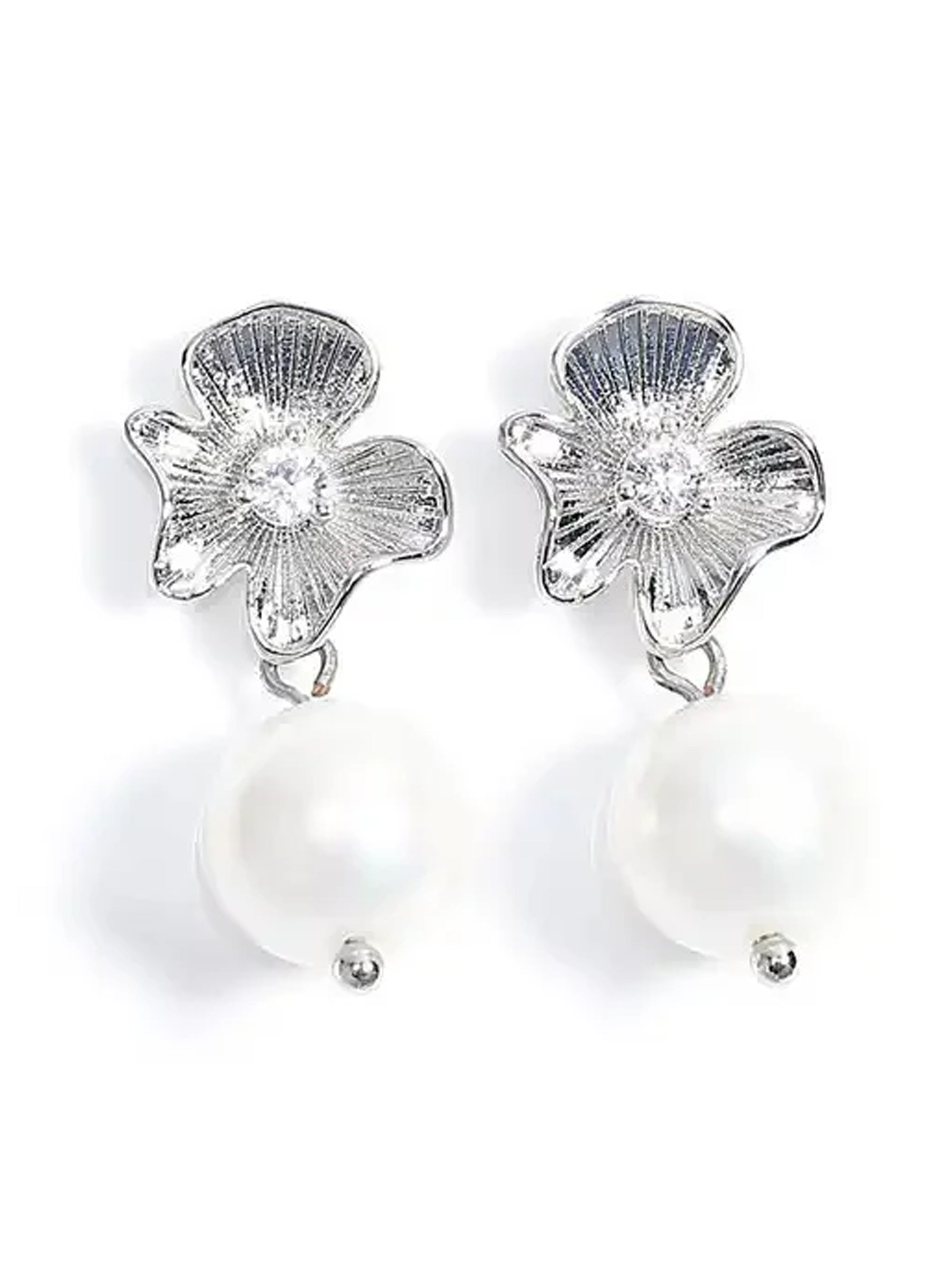Flower Drop Pearl Earrings In Silver JE402121
