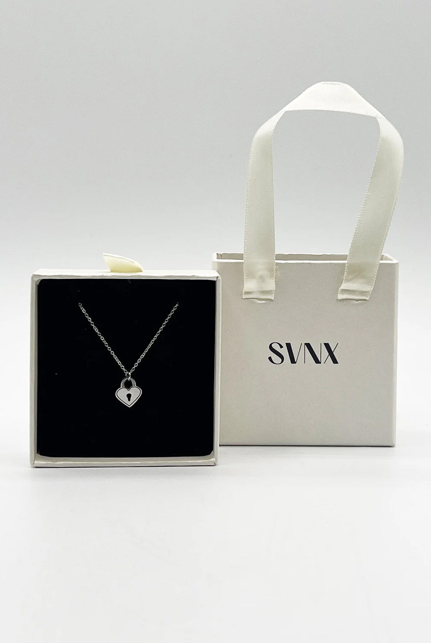 Heart Keyhole Necklace In Silver JE402421