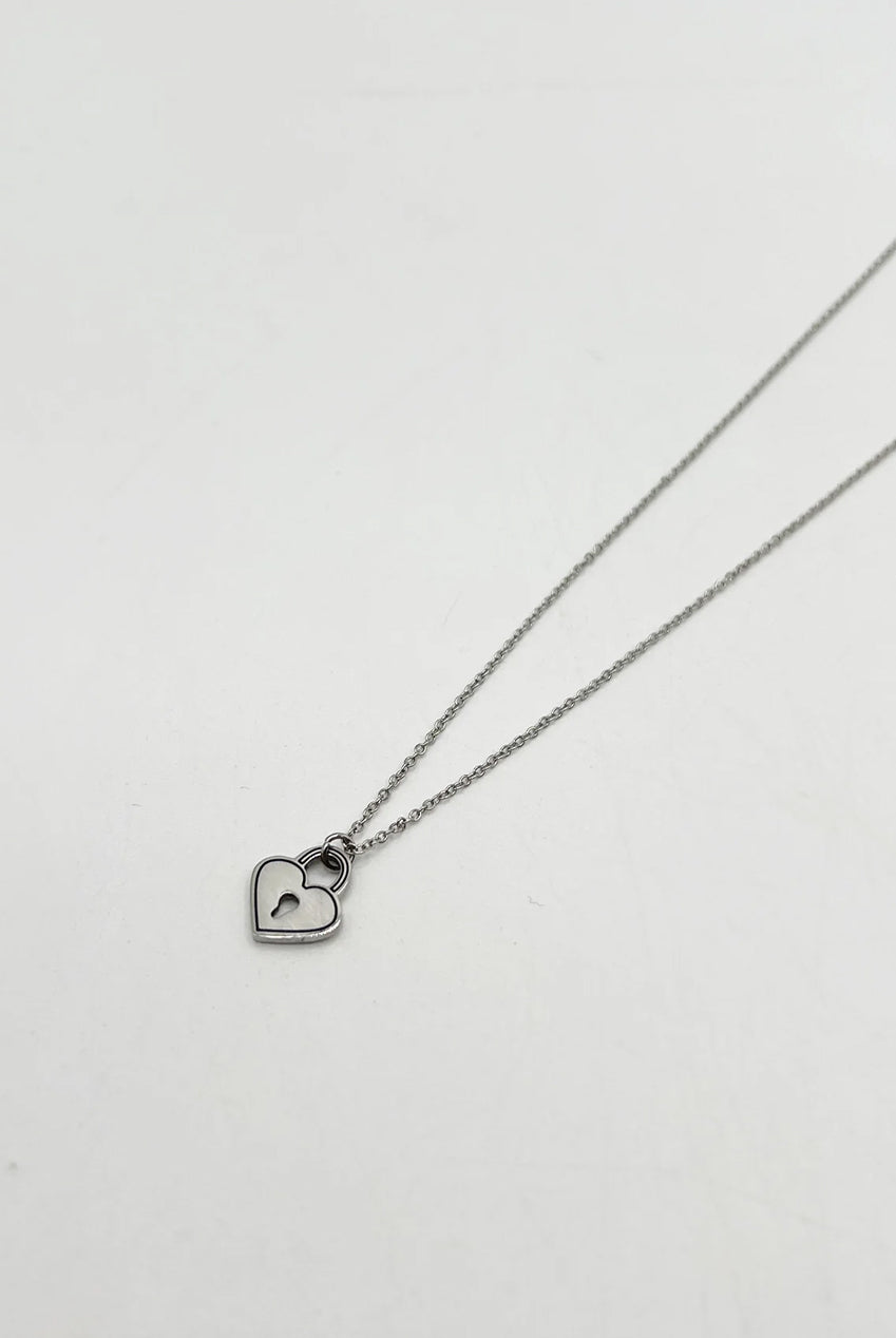 Heart Keyhole Necklace In Silver JE402421