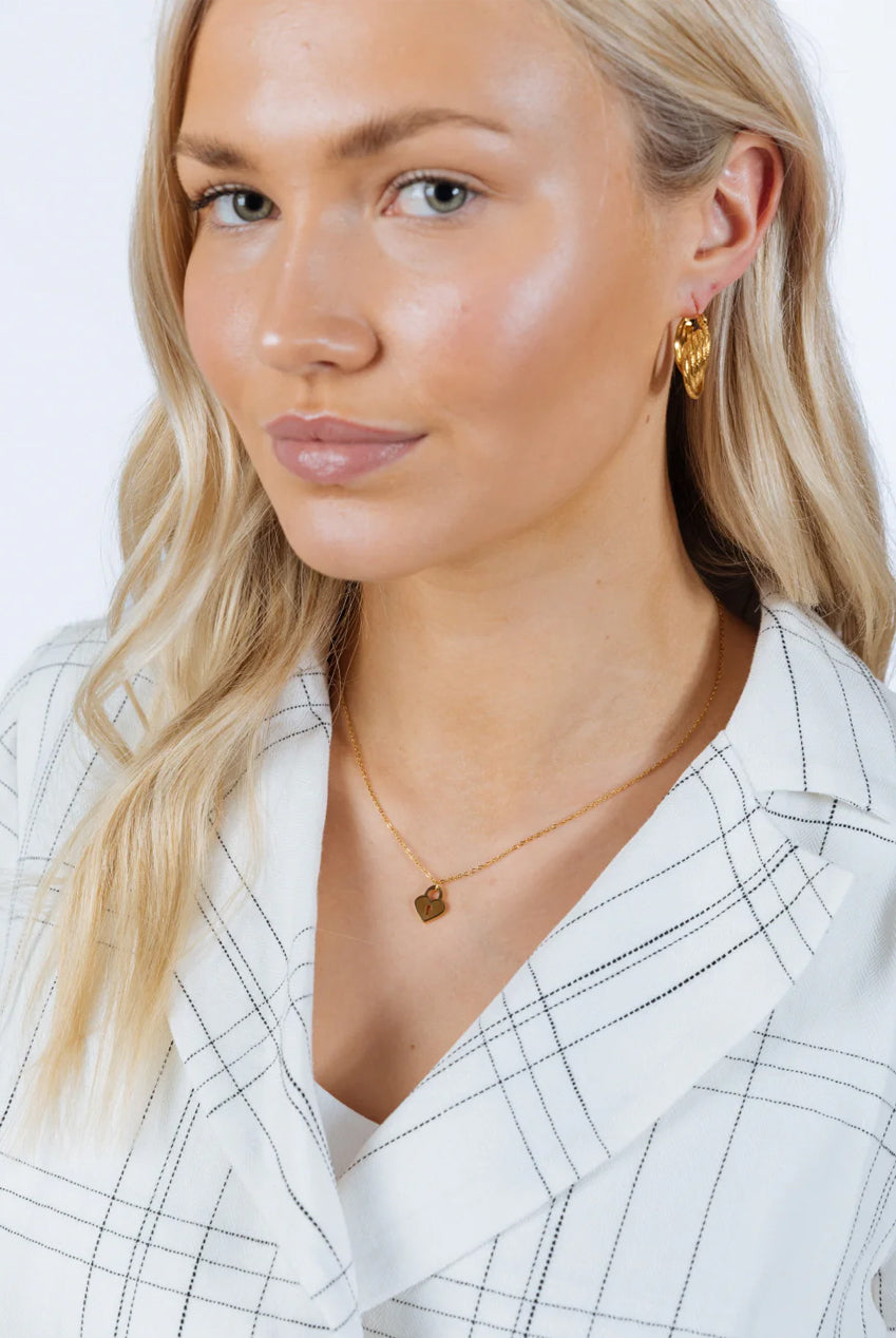 Heart Keyhole Pendant Necklace In Gold JE402424