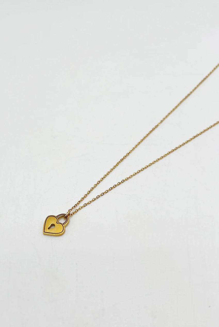 Heart Keyhole Pendant Necklace In Gold JE402424