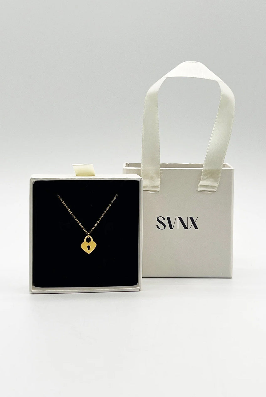 Heart Keyhole Pendant Necklace In Gold JE402424