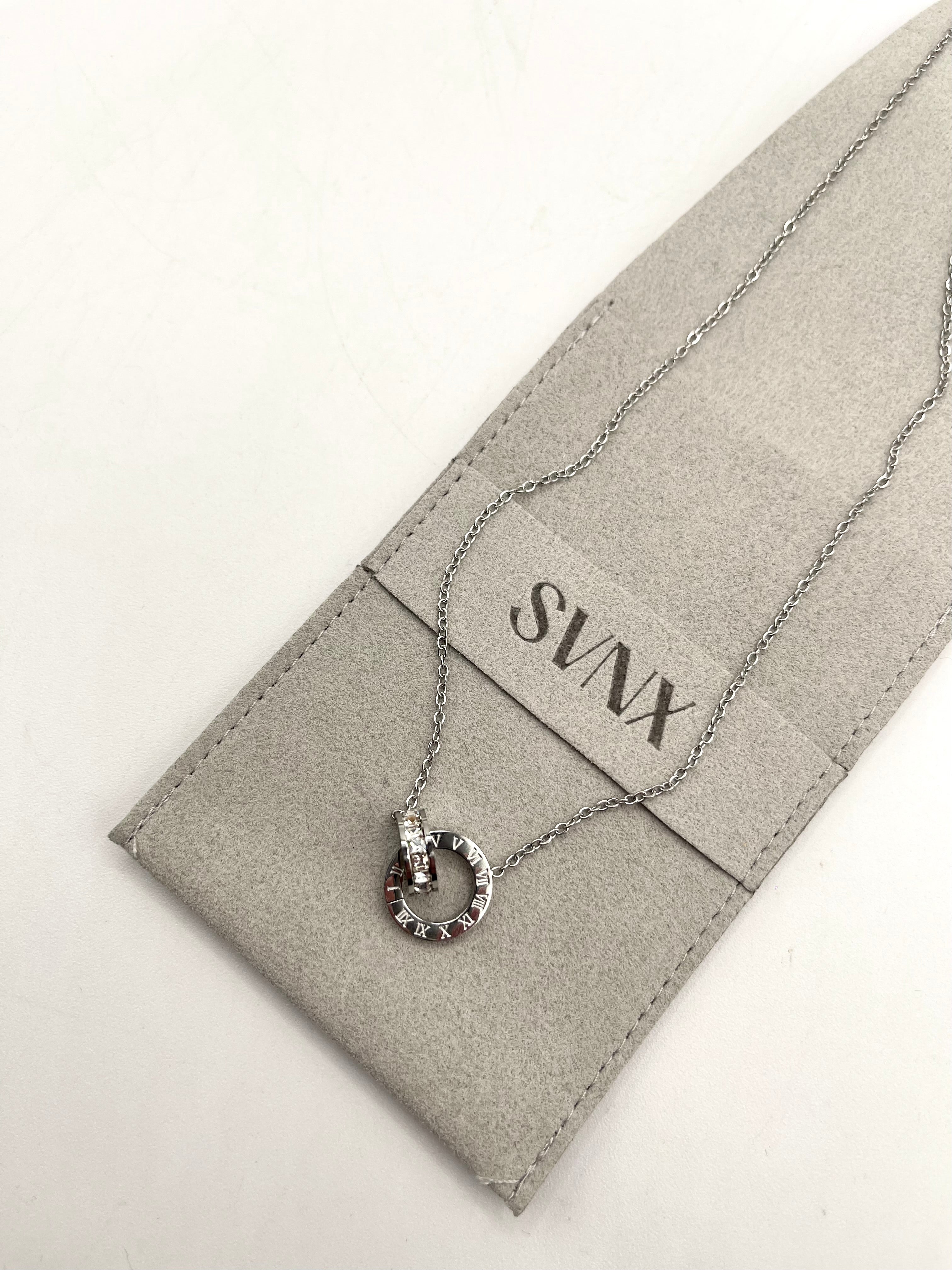 Roman Numeral Necklace In Silver JE402521