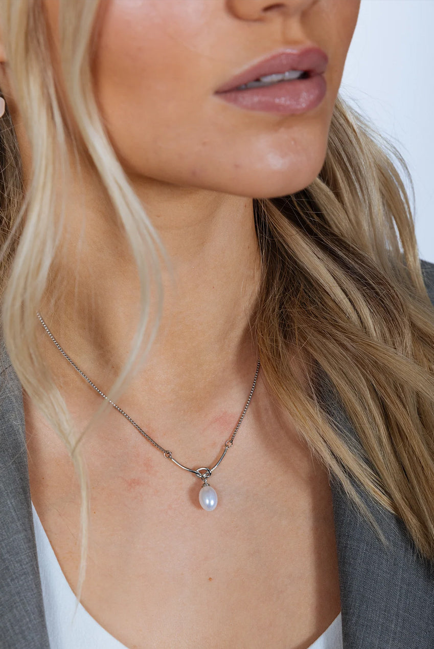 Baroque Oval Pearl Necklace In Silver JE403021