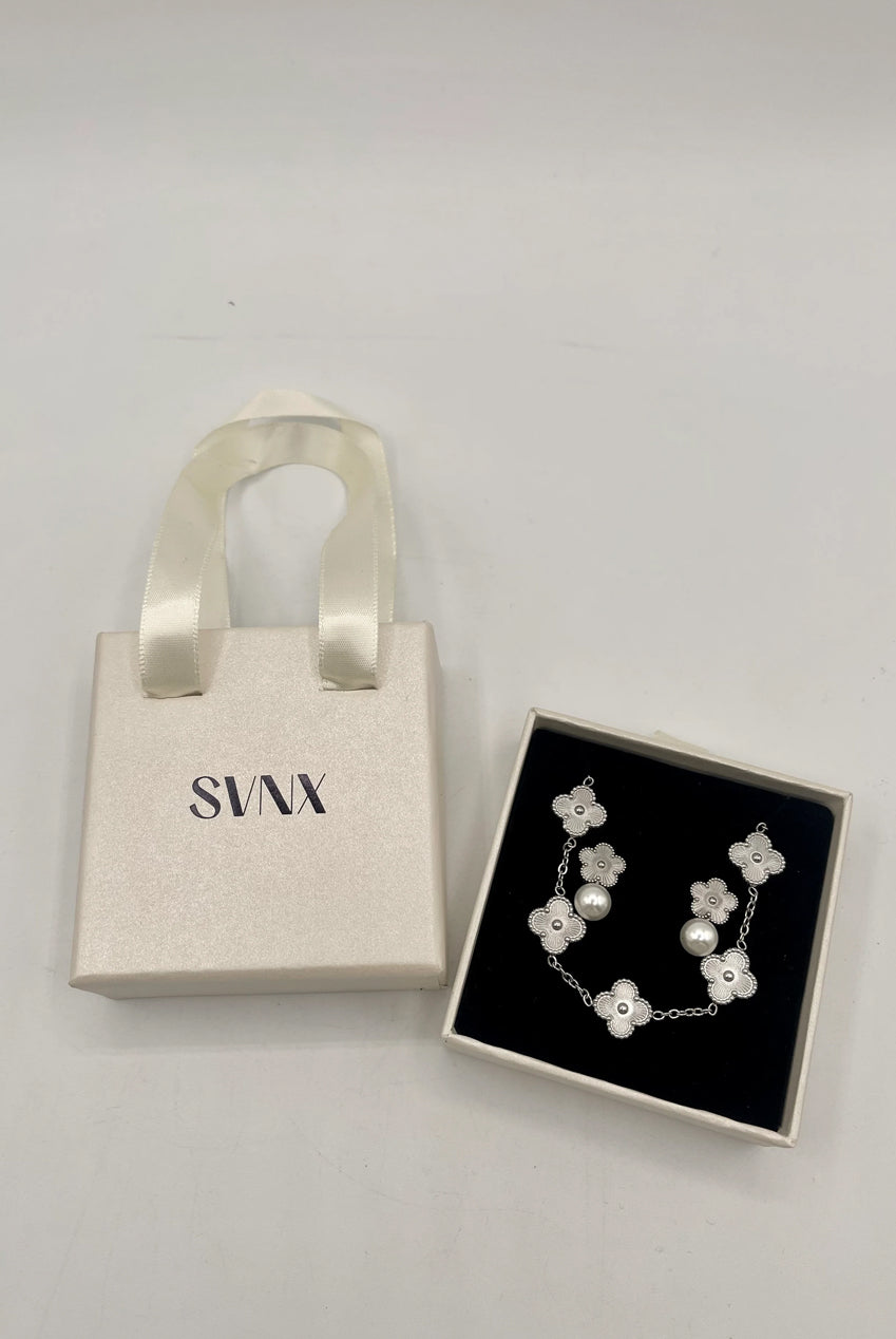 Clover Bracelet & Earrings With Pearl Detail In Silver JE403221